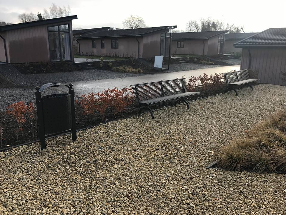 Buiten afvalbak model Genova 4 Onze buitenafvalbak model Genova met geintegreerde asbak met daarnaast onze Italiaanse design parkbanken model Rest