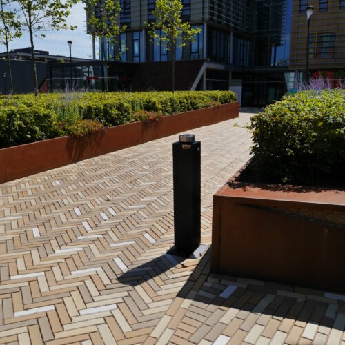 Elegante vrijstaande buitenasbak, de Cubo pole. De ultieme duurzaamheid en erg mooi om te zien.