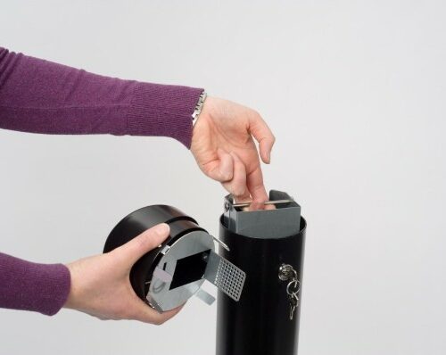 Deze fraaie buiten-asbakken zijn zeer eenvoudig te legen