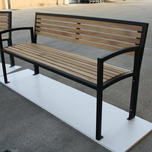 Nieuw in het assortiment. Parkbank model Carmen. Hier uitgevoerd met extra lange bankvoeten voor montage onder het maaiveld.