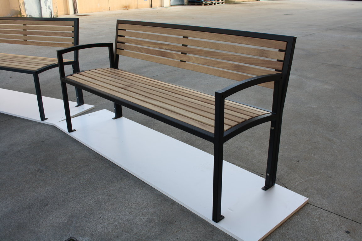 Parkbank Carmen 1 Nieuw in het assortiment. Parkbank model Carmen. Hier uitgevoerd met extra lange bankvoeten voor montage onder het maaiveld.