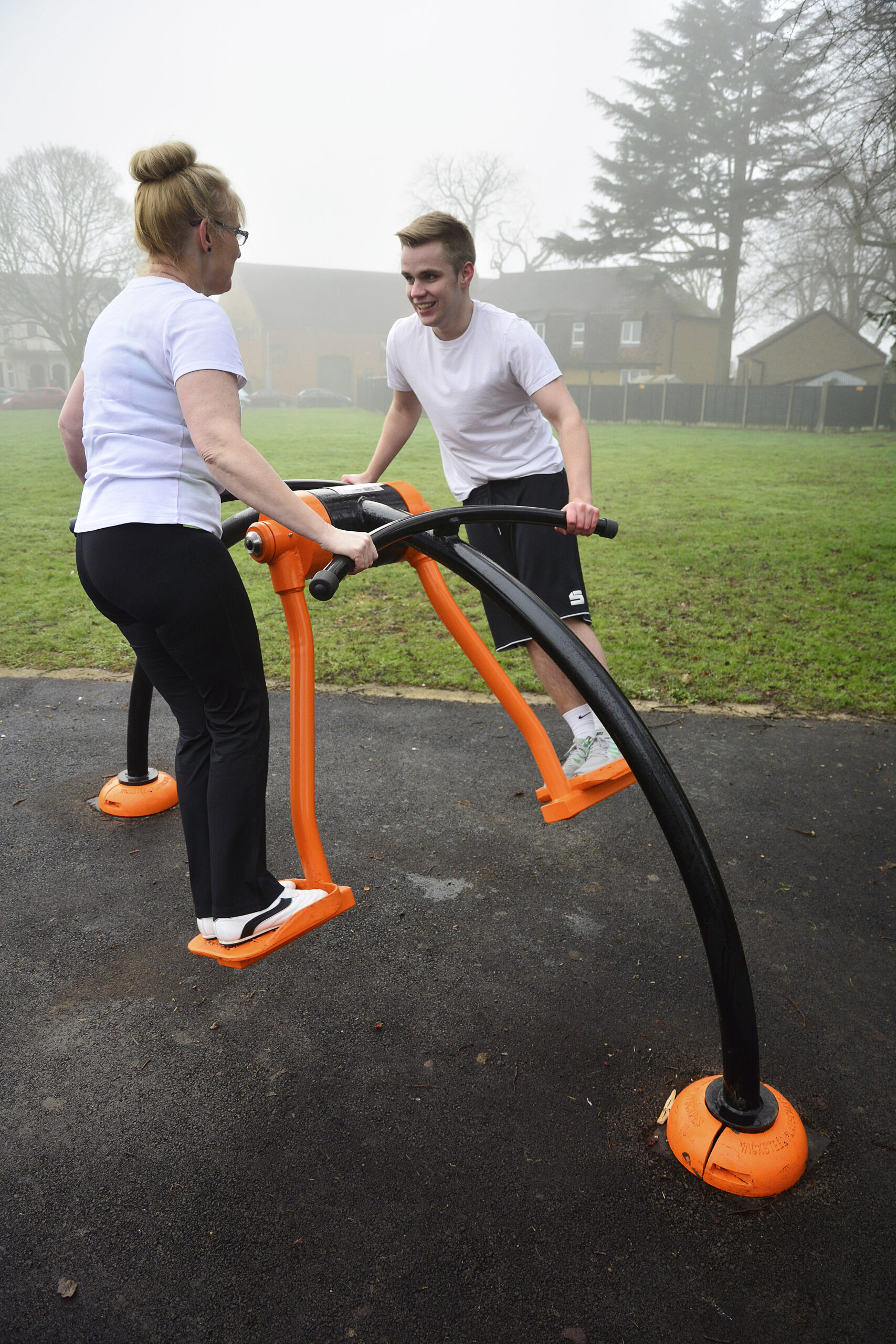 Buitenfitness toestel Surfer 5 Voor een weerbestendige en luxe outdoor gym zijn FZL’s fitnesstoestellen in het topsegment de ideale keuze.