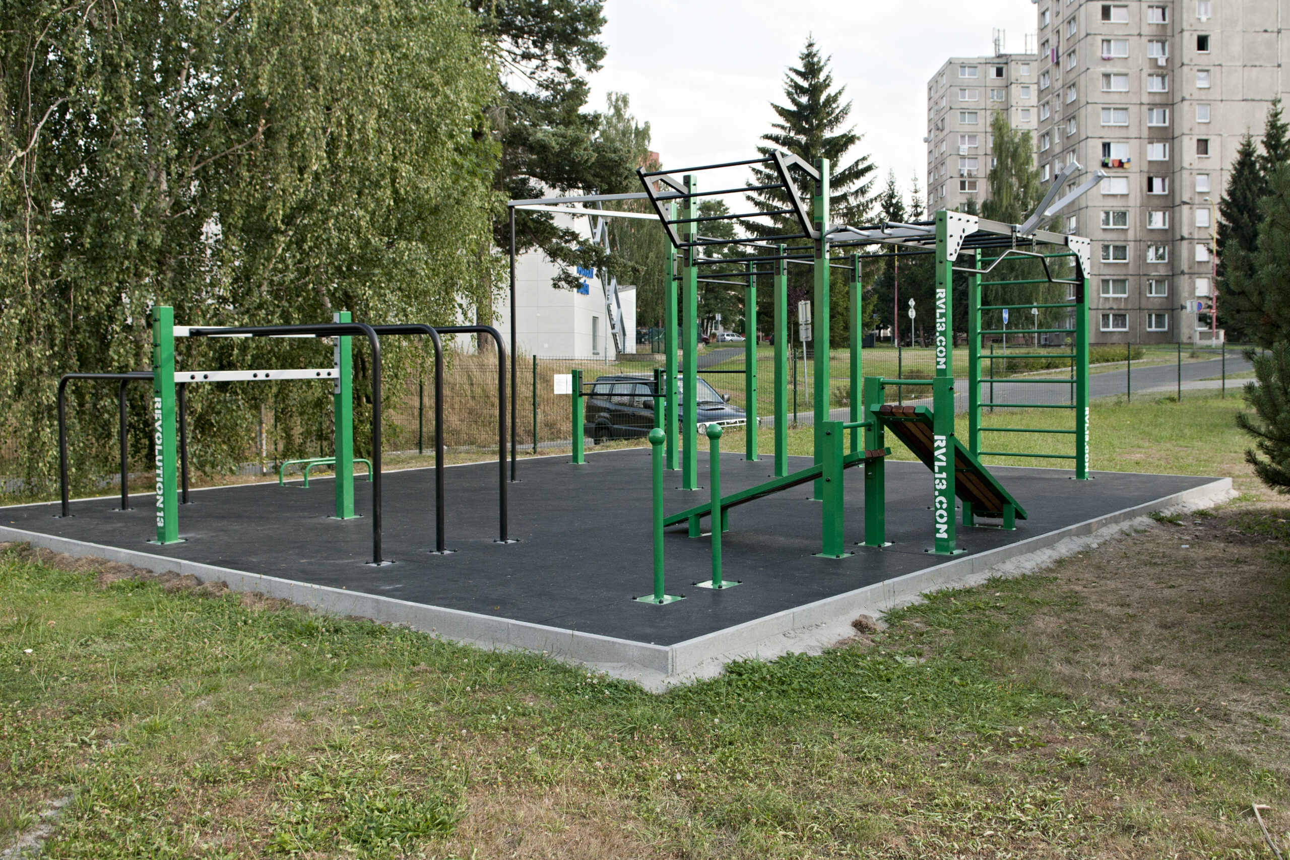 Buitenfitness parallel bars 5 Onze buitenfitnesstoestellen en fitnessparken, onbeperkt uitbreidbaar.
