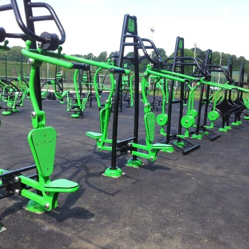 Buiten fitnesstoestel Chest Press & Pull Down Combo 9 De Pull Down. Een ideaal buitenfitness toestel voor de openbare en semi-openbare ruimtes