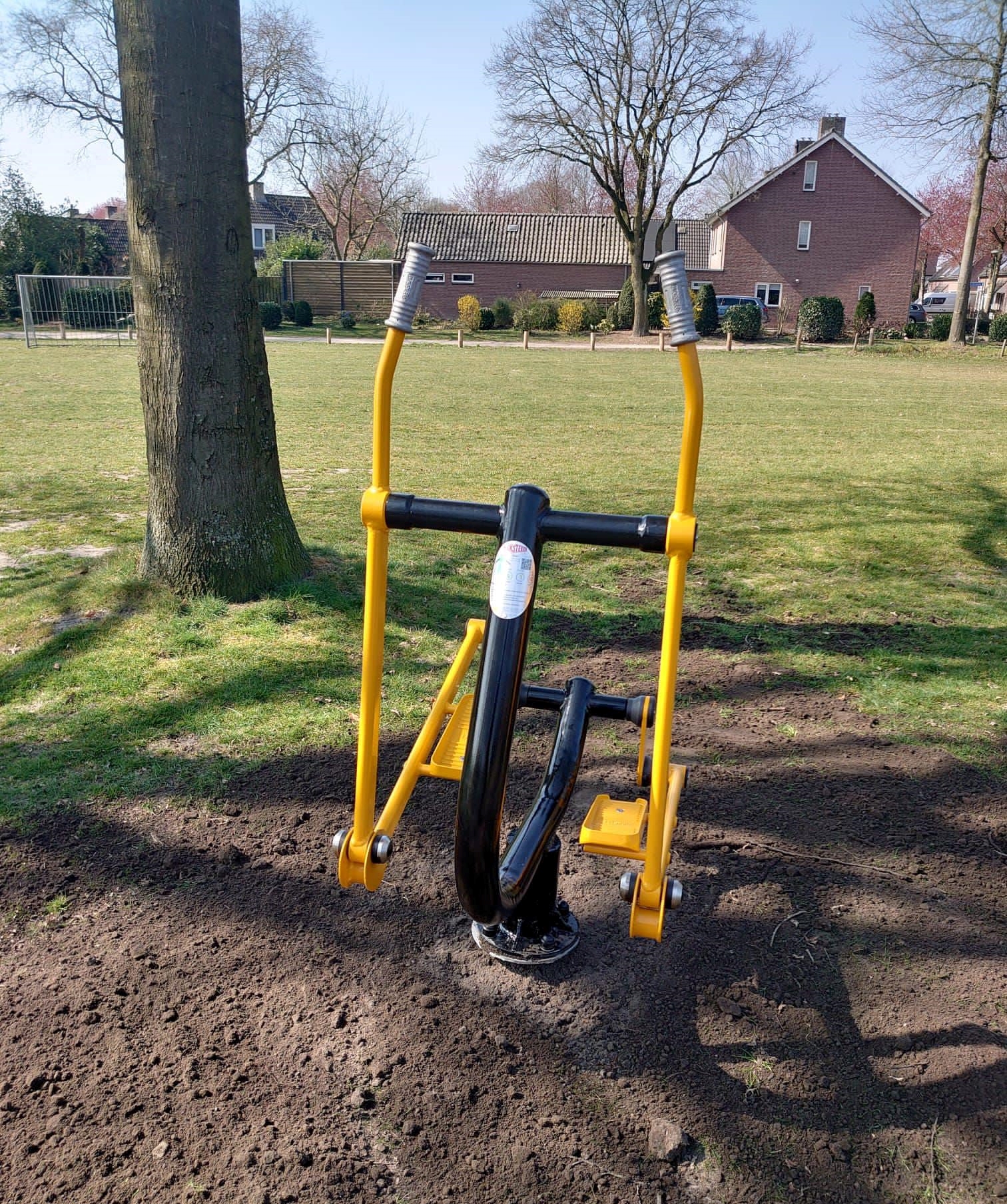 Buitenfitness toestel Surfer 7 Met FZL buiten fitnesstoestellen in het topsegment ervaar je een fitnessoplossing die even stijlvol als functioneel is.