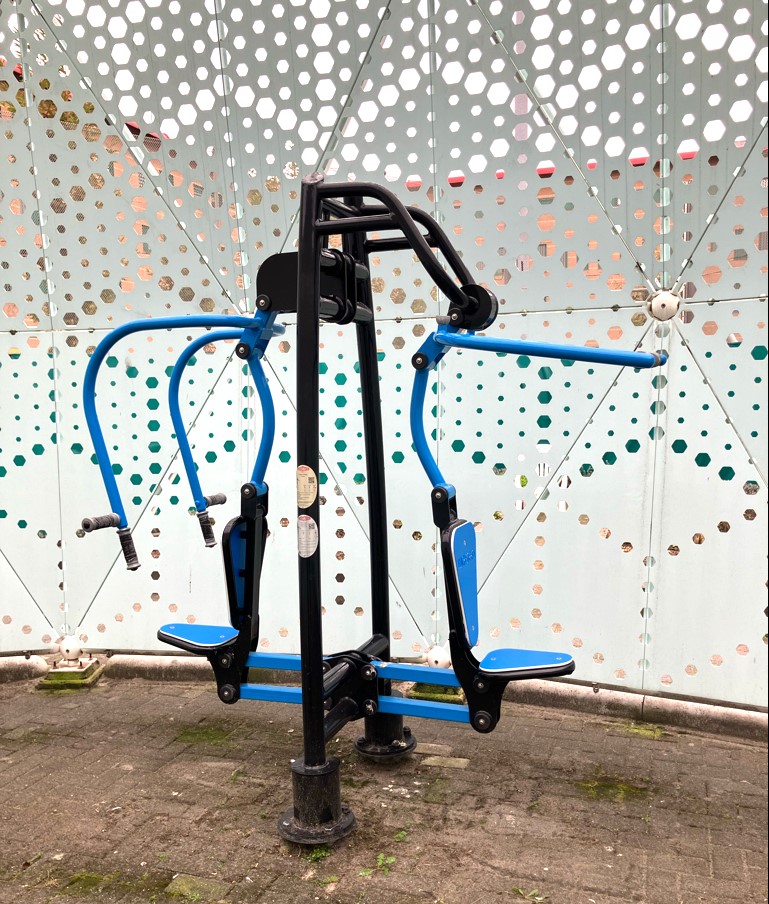 Buiten fitnesstoestel Chest Press & Pull Down Combo 8 Ook deze staat in een penitaire inrichting. Creëer eenvoudig een exclusieve outdoor gym met de topsegment fitnesstoestellen van FZL, die tegen alle weersomstandigheden bestand zijn.