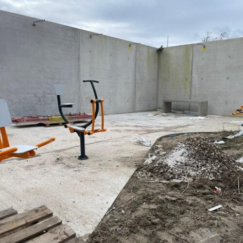 Buiten fitness toestel de Triple Twister 12 Montagefoto van de inrichting van een penitentiaire inrichting in Brussel met onze OFM buiten fitnesstoestellen