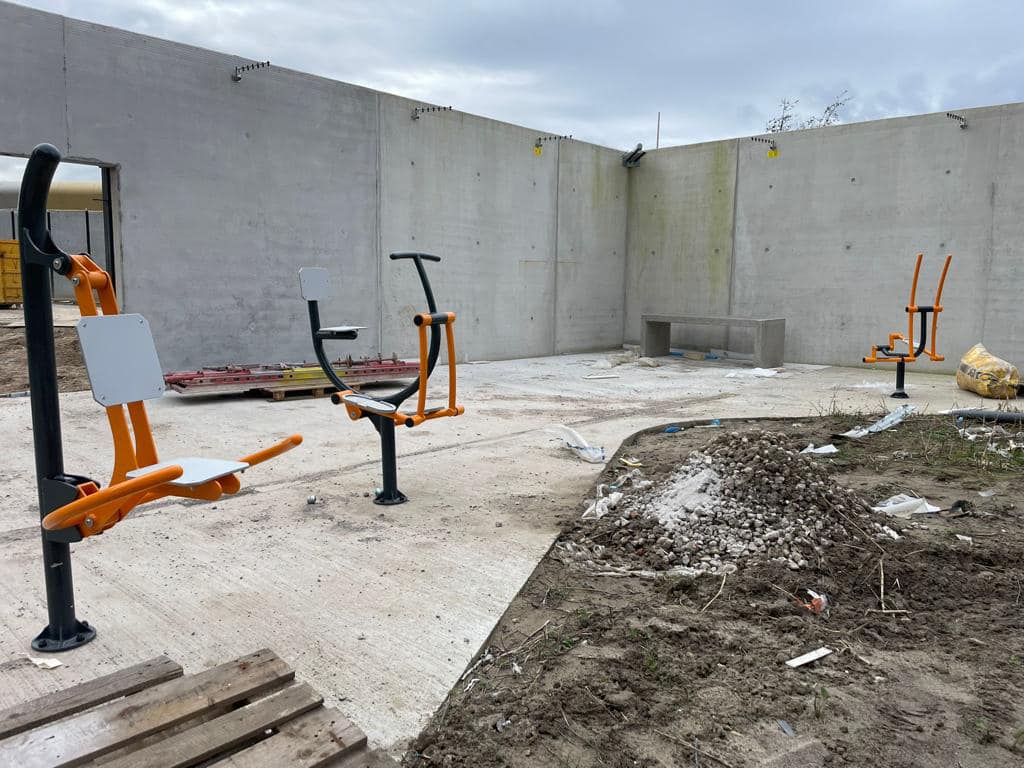 Vertical Press outdoor 4 Topproducten uit de OFM lijn hier in de nieuwbouw van een penitentiaire inrichting in Brussel. Buiten fitness toestellen OFM.