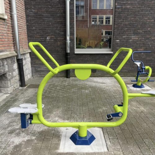 kinder fitnesstoestel Small Wheels 7 Standaard wordt dit outdoor fitness toestel geleverd in de kleuren groen en blauw, maar andere kleurstellingen zijn op aanvraag mogelij