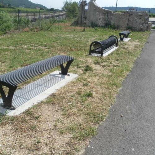 Parkbank Athene 37 Parkbank model Athene, ook zonder rugleuning zeer fraai om te zien. Op de afbeelding gecombineerd met ons voordelige design fietsenrek, model Spirit Steel