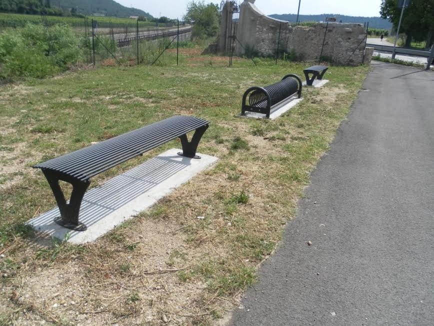 Parkbank Athene 8 Parkbank model Athene, ook zonder rugleuning zeer fraai om te zien. Op de afbeelding gecombineerd met ons voordelige design fietsenrek, model Spirit Steel