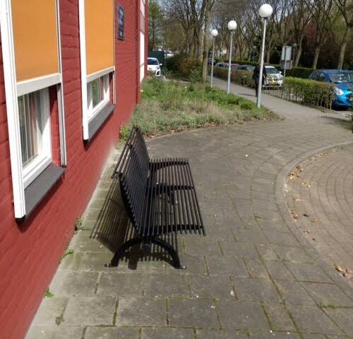 Parkbank Rest recht 22 Design parkbank moel Rest in een fraaie zwarte poedercoating.