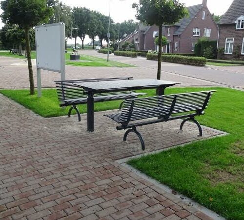 Parkbank Rest recht 24 Straatmeubilair op zijn mooist. 2 parkbanken Rest met rugleuning en de bijbehorende picknicktafel.