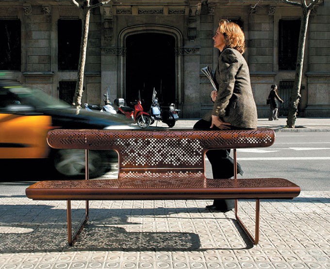 Parkbank De dichter 1 Parkbank de Dichter. Tijdloze elegantie en niet voor niets tentoongesteld in musea in Duitsland en Amerika