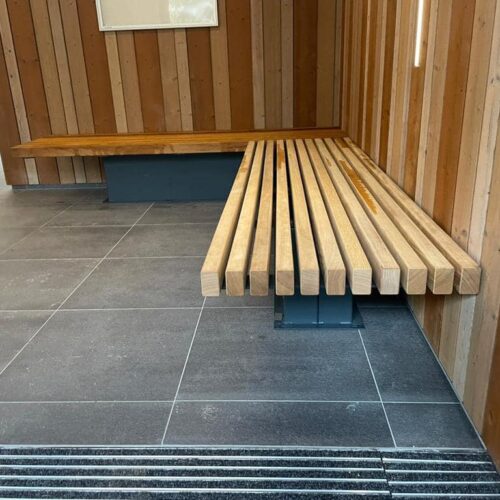 Parkbank Armas 15 Parkbanken Armas in Amersfoort 2 stuks. Het frame gecoat in antraciet ral 7016.