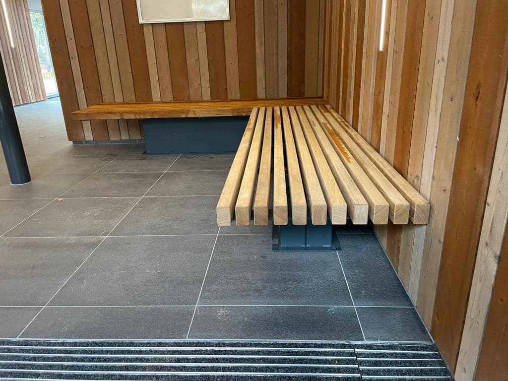 Parkbank Armas 7 Parkbanken Armas in Amersfoort 2 stuks. Het frame gecoat in antraciet ral 7016.