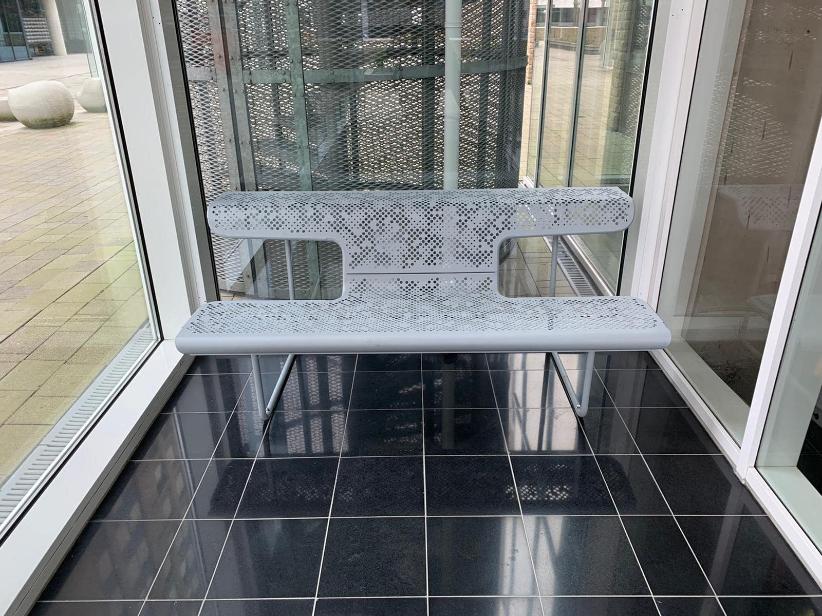 Parkbank De dichter 9 Deze parkbank is van Alfredo Häberli (1964), een internationaal bekende Zwitsers-Argentijnse productontwerper