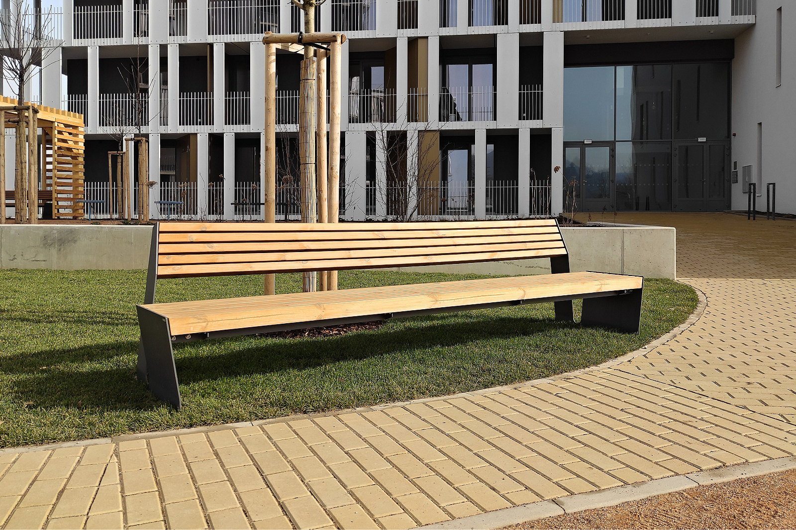 Parkbank model Vega 3 Voor deze fraaie parkbank met FSC hardhouten zitting en leuning geldt dat deze ook in een 2 meter uitvoering leverbaar is.