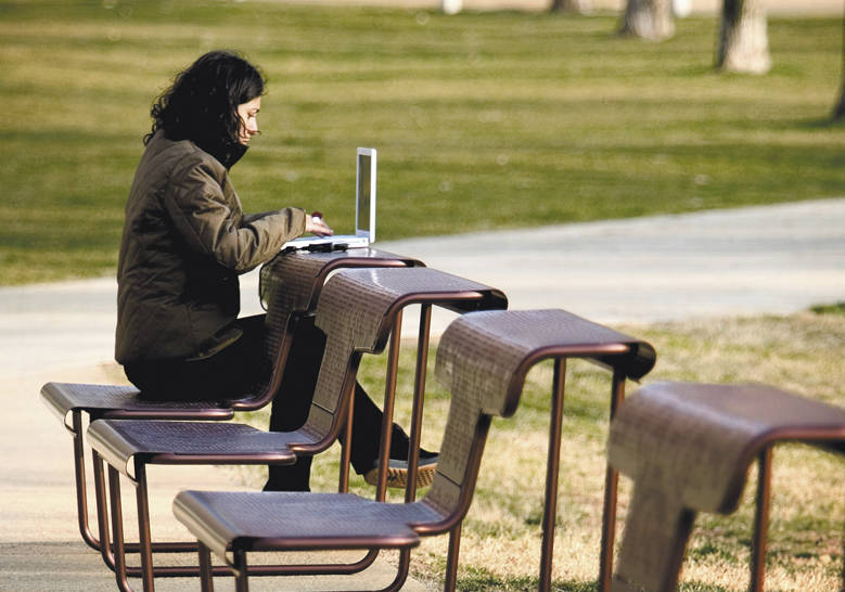 Parkbank De dichter 3 Ontspannen op straat een gedicht typen kan op deze design buitenbank.