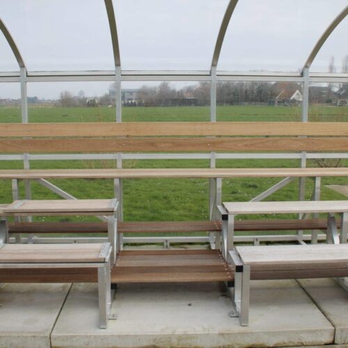 Tribune Sienna 29 De tribune is voorzien van wegklapbare zittingen bij de opgang, zodat de volle ruimte benut kan worden.