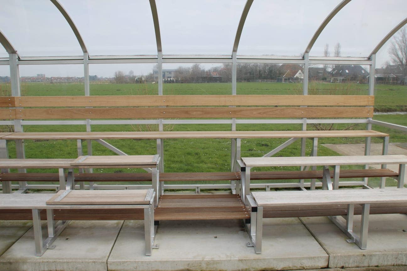 Tribune Sienna 11 De tribune is voorzien van wegklapbare zittingen bij de opgang, zodat de volle ruimte benut kan worden.