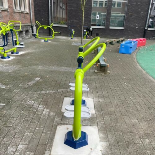 kinderfitness Air Walker 6 Op de achtergrond ziet u diverse andere buiten fitnesstoestellen voor kinderen. SKWShop. echt alles voor een sportief schoolplein