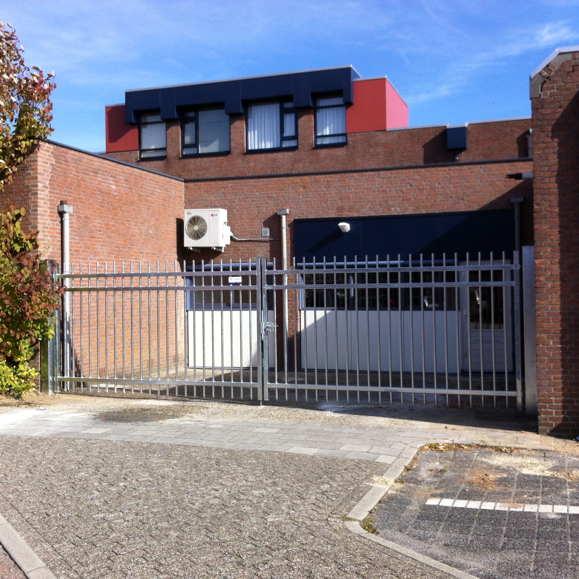 Draaipoorten 10 Kies uit enkele of dubbele draaipoorten, elektrisch of handbediend. Volledig maatwerk, thermisch verzinkt en optioneel poedergecoat voor extra duurzaamheid.