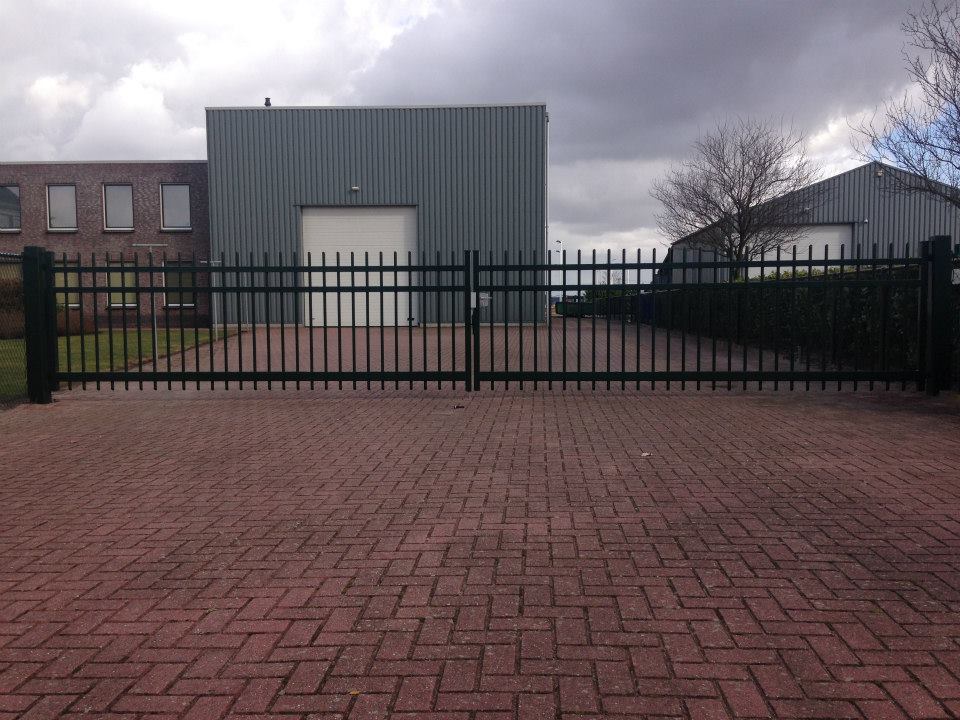 Draaipoorten 2 Op maat gemaakte draaipoorten die veiligheid en stijl combineren. Thermisch verzinkt, optioneel poedergecoat en voorzien van profielcilinderslot.