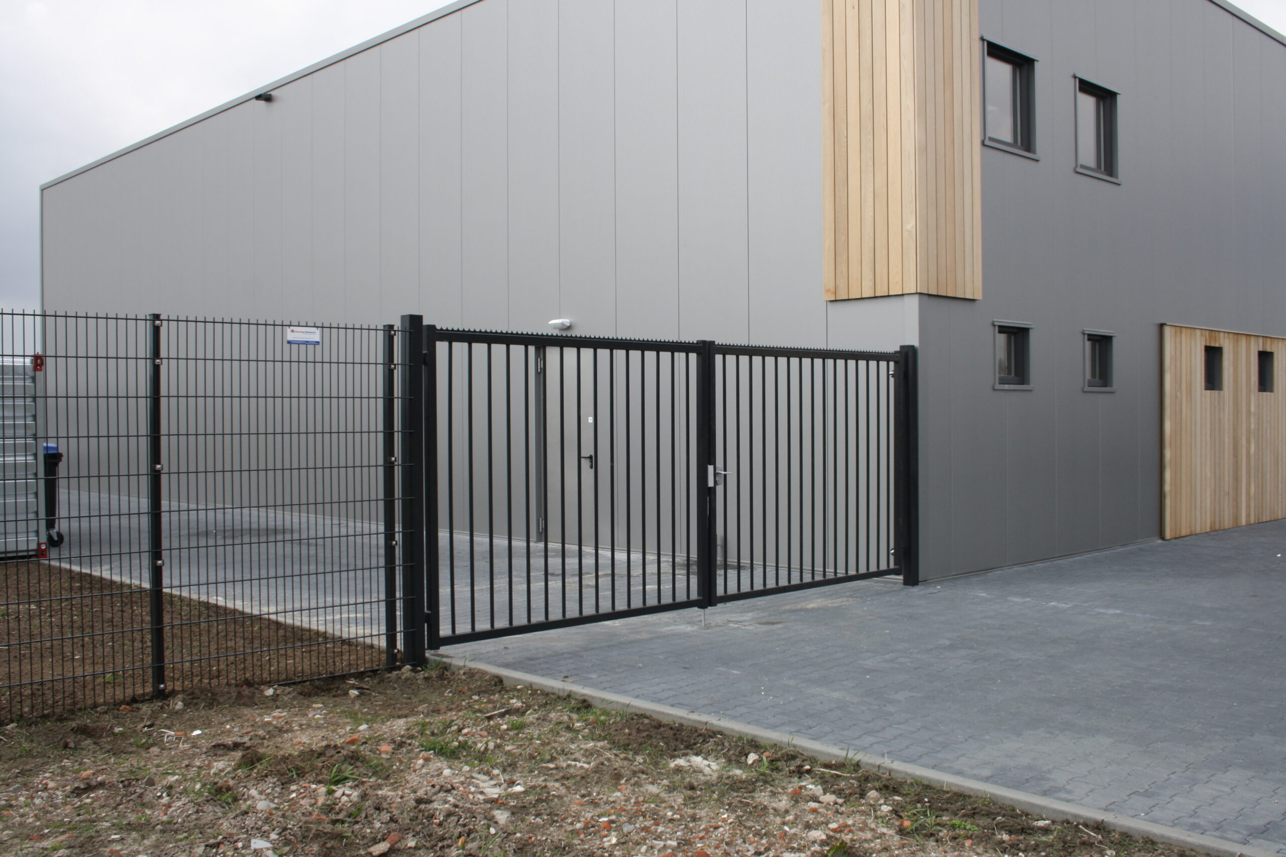 Draaipoorten 1 Sluit uw terrein af met duurzame draaipoorten van SKWshop. Elektrisch of handbediend, volledig op maat gemaakt en topkwaliteit uit Nederland.