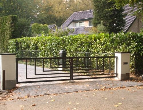Draaipoorten 20 Automatische draaipoorten voor snel, veilig en betrouwbaar toegang tot uw terrein. Maatwerk, duurzaam en eenvoudig te bedienen.