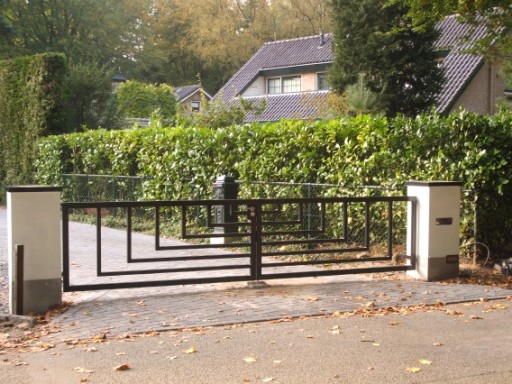 Draaipoorten 8 Automatische draaipoorten voor snel, veilig en betrouwbaar toegang tot uw terrein. Maatwerk, duurzaam en eenvoudig te bedienen.