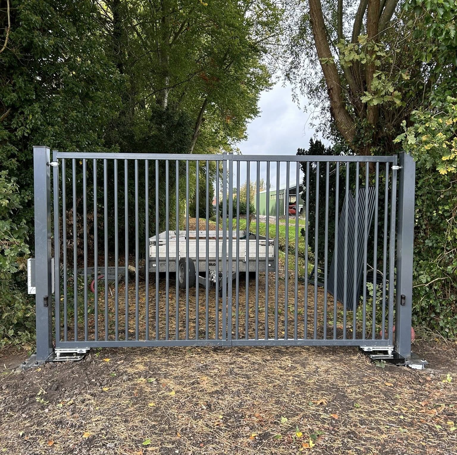 Draaipoorten 12 Degelijk en duurzaam, handbediende toegangshekken, poort met spijlen op maat.