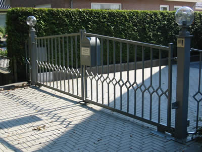 Draaipoorten 7 Ontdek duurzame draaipoorten voor privé, bedrijf of industrie. Elektrisch of handbediend, met profielcilinderslot en optionele poedercoating.