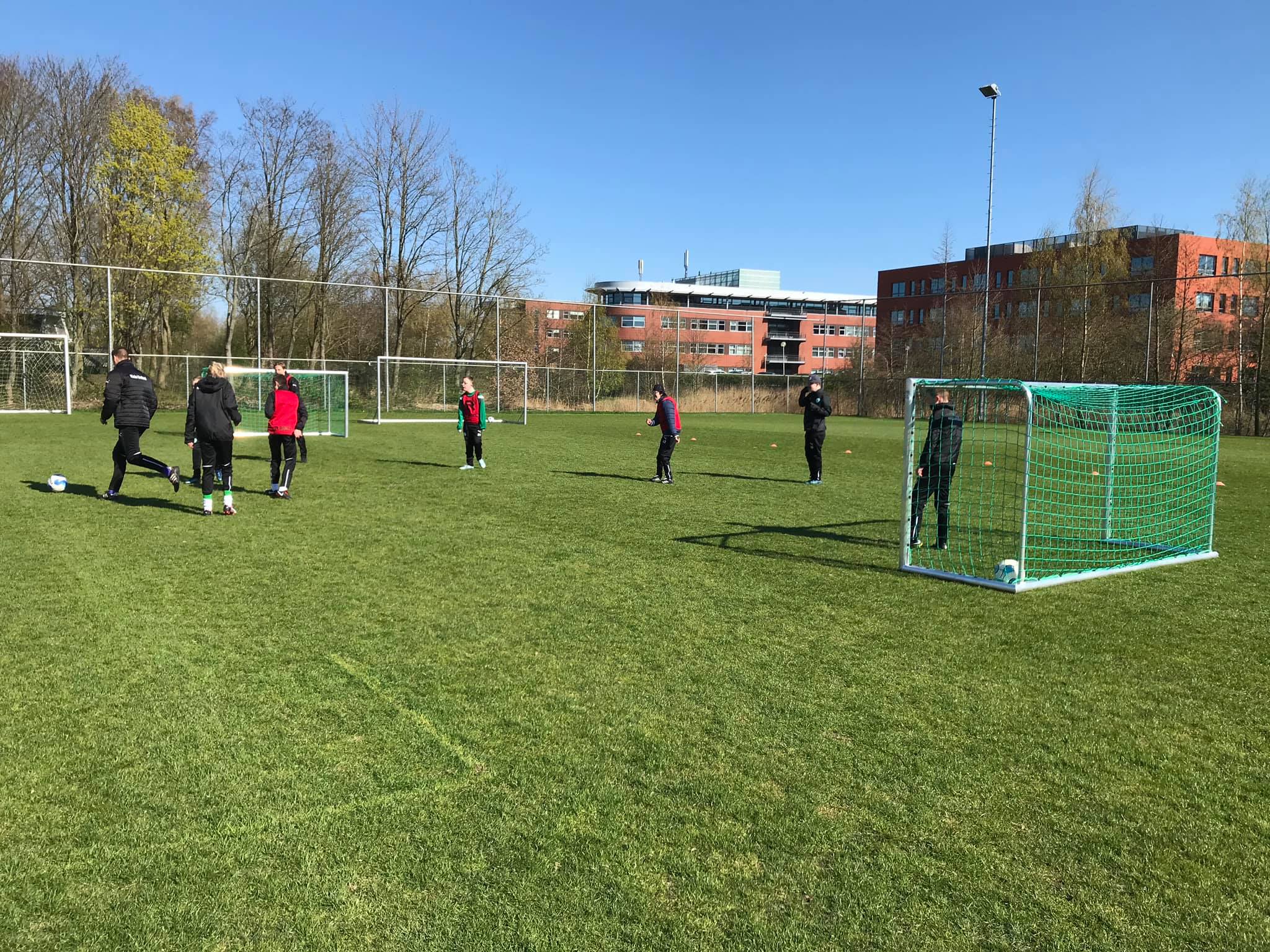 Voetbaldoeltjes model KD-PRO 8 Volledig gelast aluminium, inwendig verstevigde hoeken. Compleet met net en nethaken. Voetbaldoeltjes model KD Pro. Op de afbeelding het G-elftal van FC Groningen met deze doelen aan het trainen