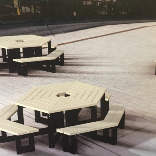 Drie picknicktafels Siena beige-zwart bij elkaar geplaatst. Topkwaliteit straat- parkmeubilair