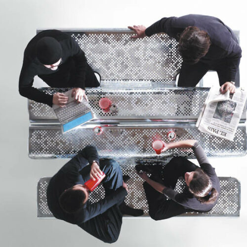 Parkbank De dichter 15 Dubbel zoveel design met twee parkbanken als picknickset. Ontwerp door Alfredo Häberli.