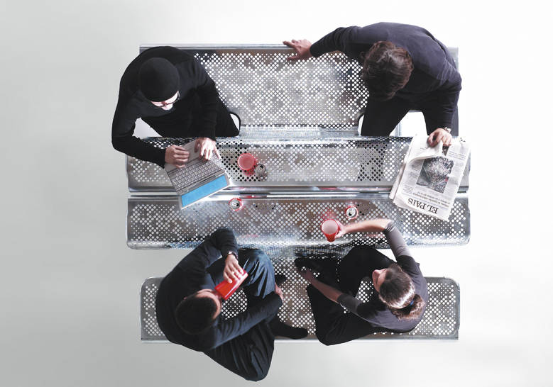 Parkbank De dichter 2 Dubbel zoveel design met twee parkbanken als picknickset. Ontwerp door Alfredo Häberli.