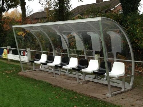 Dugout model DO150 in de 5 meter uitvoering. Voor de meeste dugouts geldt: 2 zit-plekken meter lengte.