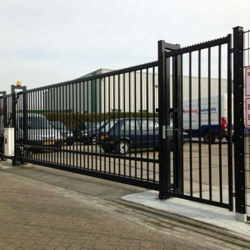 Schuifpoort Elektrisch of handbediend 40 Elektrische schuifpoort met daarnaast een toegangsdeur. Ook dat behoort tot onze mogelijkheden.