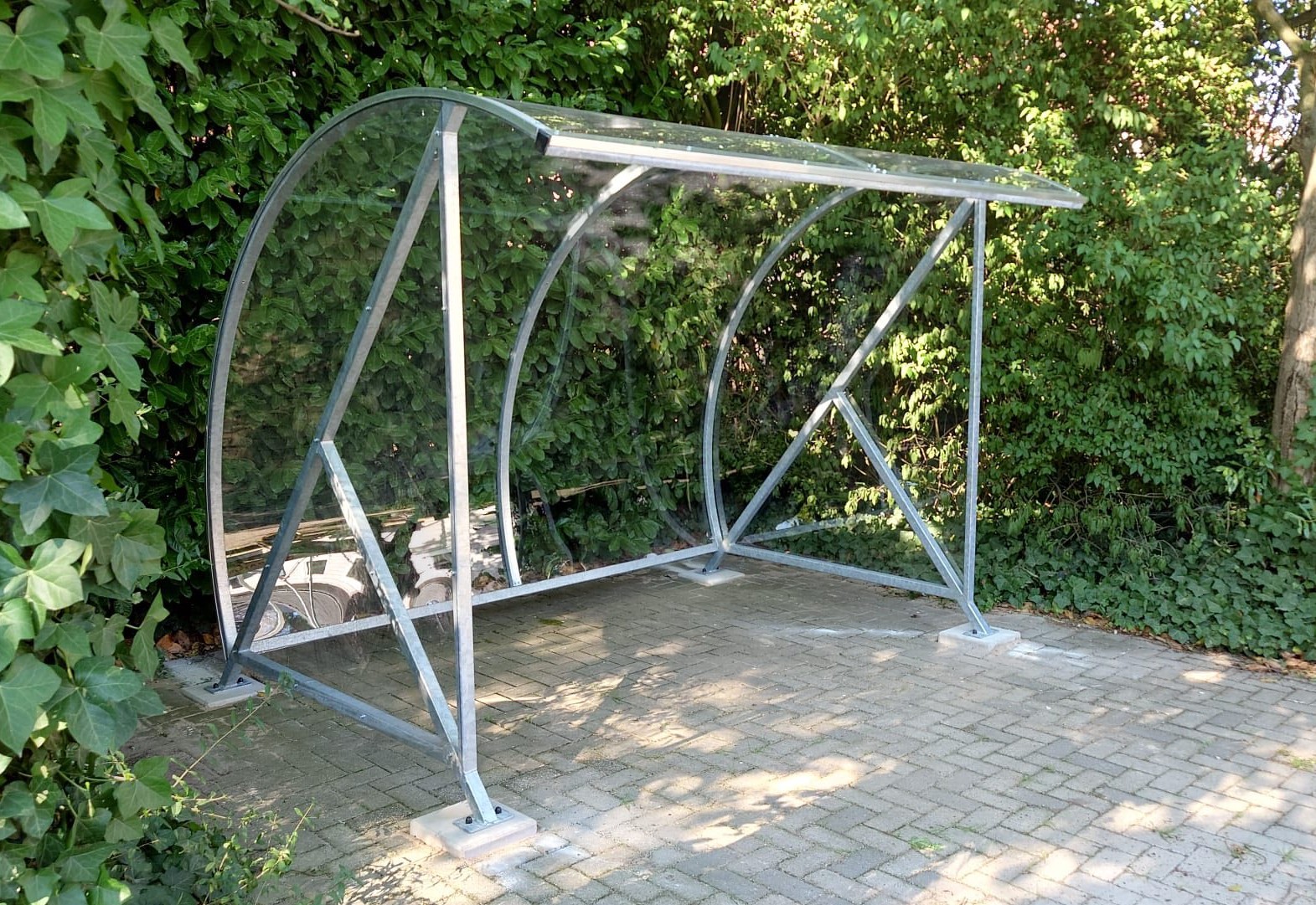 Fietsoverkapping BF1000 - AANBIEDING 53 Een betaalbare en praktische oplossing voor zowel fietsenstalling als rookoverkapping, met uitstekende prijs-kwaliteitverhouding.