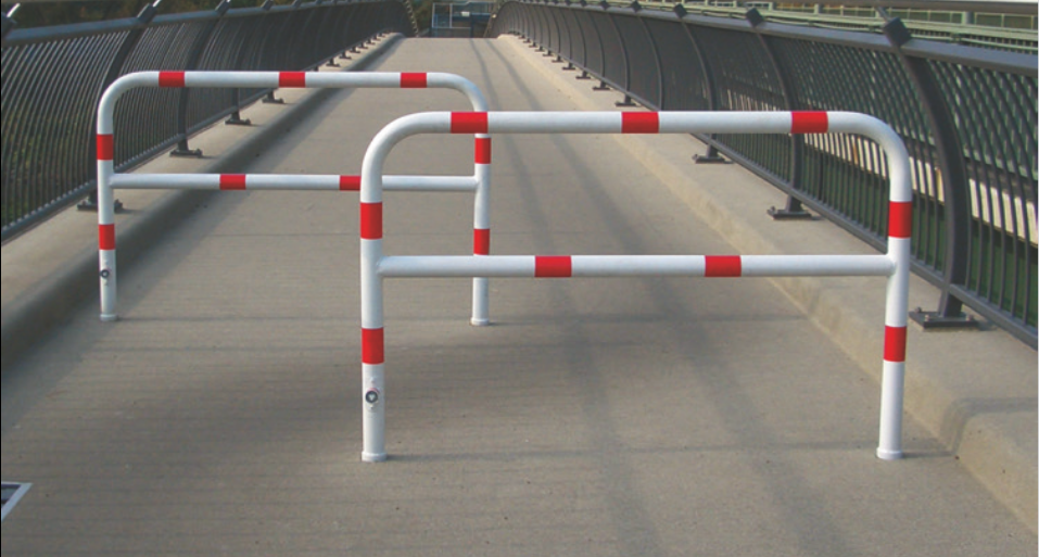 Uitneembaar toegangshek 1 Fiets aanleunbeugels uitneembaar en draaibaar en in diverse lengtes leverbaar. Duurzame en voordelige fietsenrekken.