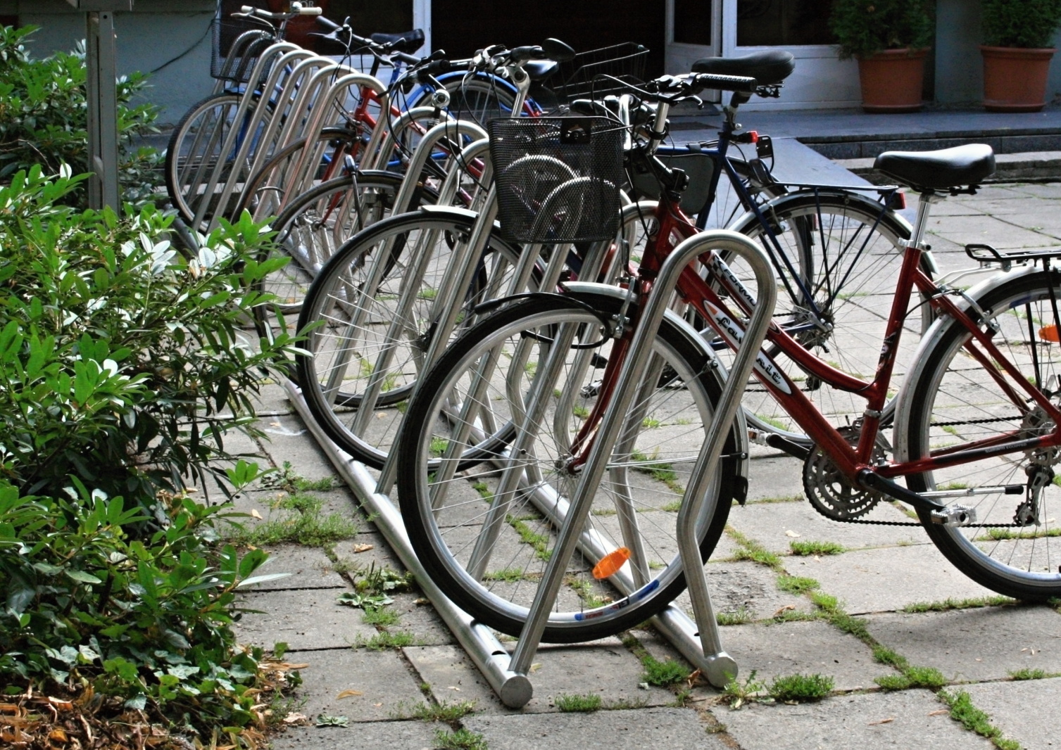 Fietsenrek Loop 1 Fietsenrek model Loop, bijzonder fraai vormgegeven en door de liggers glijdt uw fiets niet naar voren of achteren en staat deze zeer stabiel (en kan niet vallen natuurlijk). Afgebeeld de luxe rvs-uitvoering.
