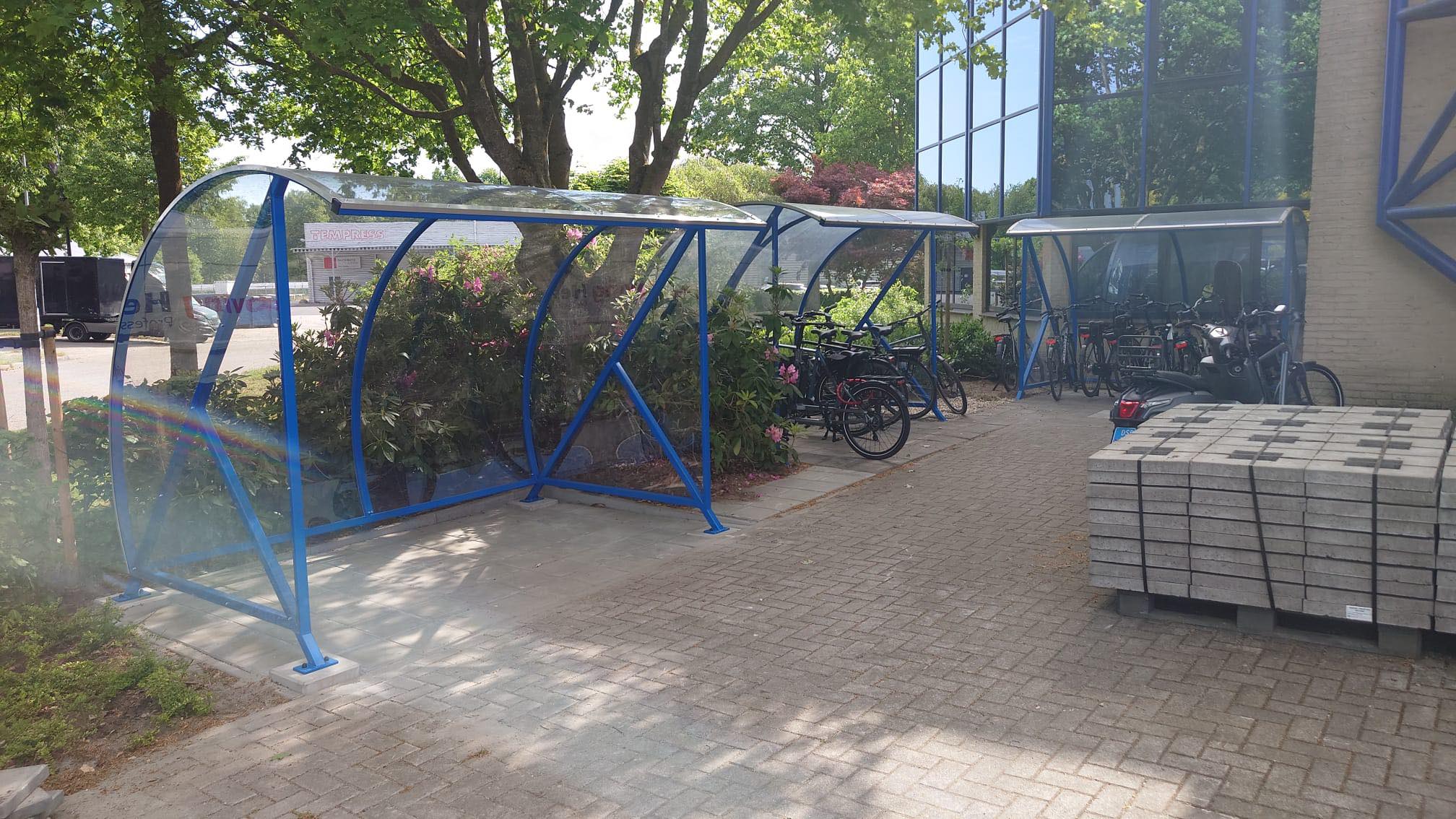 Fietsoverkapping BF1000 - AANBIEDING 47 drie op een rij, onze top aanbieding fietsoverkappingen model BF1000