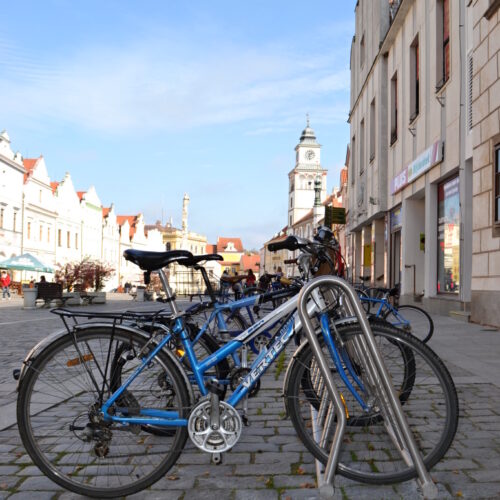 Fietsenrek Loop 19 Het gebruiksvriendelijke ontwerp van het Loop fietsenrek maakt het eenvoudig in gebruik voor alle fietsers. Dankzij de duurzame zinklaag blijft het Loop fietsenrek jarenlang in topconditie, zelfs bij intensief gebruik.