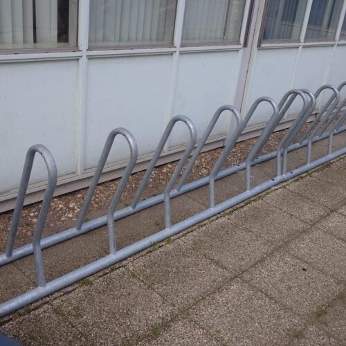 Fietsenrek Loop 23 Onbeperkt schakelbare fietsenrekken en desgewenst vrijstaand te plaatsen.. Dus ook ideaal voor evenementen. Naast de afgebeelde verzinkte uitvoering ook in rvs (inox) leverbaar.