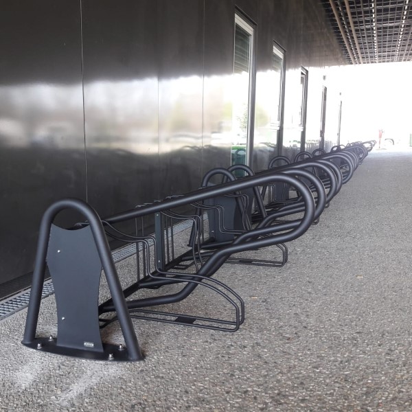 Fietsenrek Recoaro 5 Het fietsenrek is verzinkt en gepoedercoat, wat het bestand maakt tegen weersinvloeden en roest. Daarnaast is het leverbaar in diverse RAL-kleuren, zodat het fietsenrek perfect past bij elke omgeving.Fiestparkeren op zijn mooist!