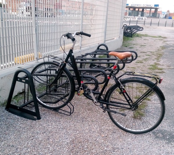 Fietsenrek Recoaro 6 Een ideale valbescherming en eenvoudig uw slot bevestigen. Fietsenrek model Recaro