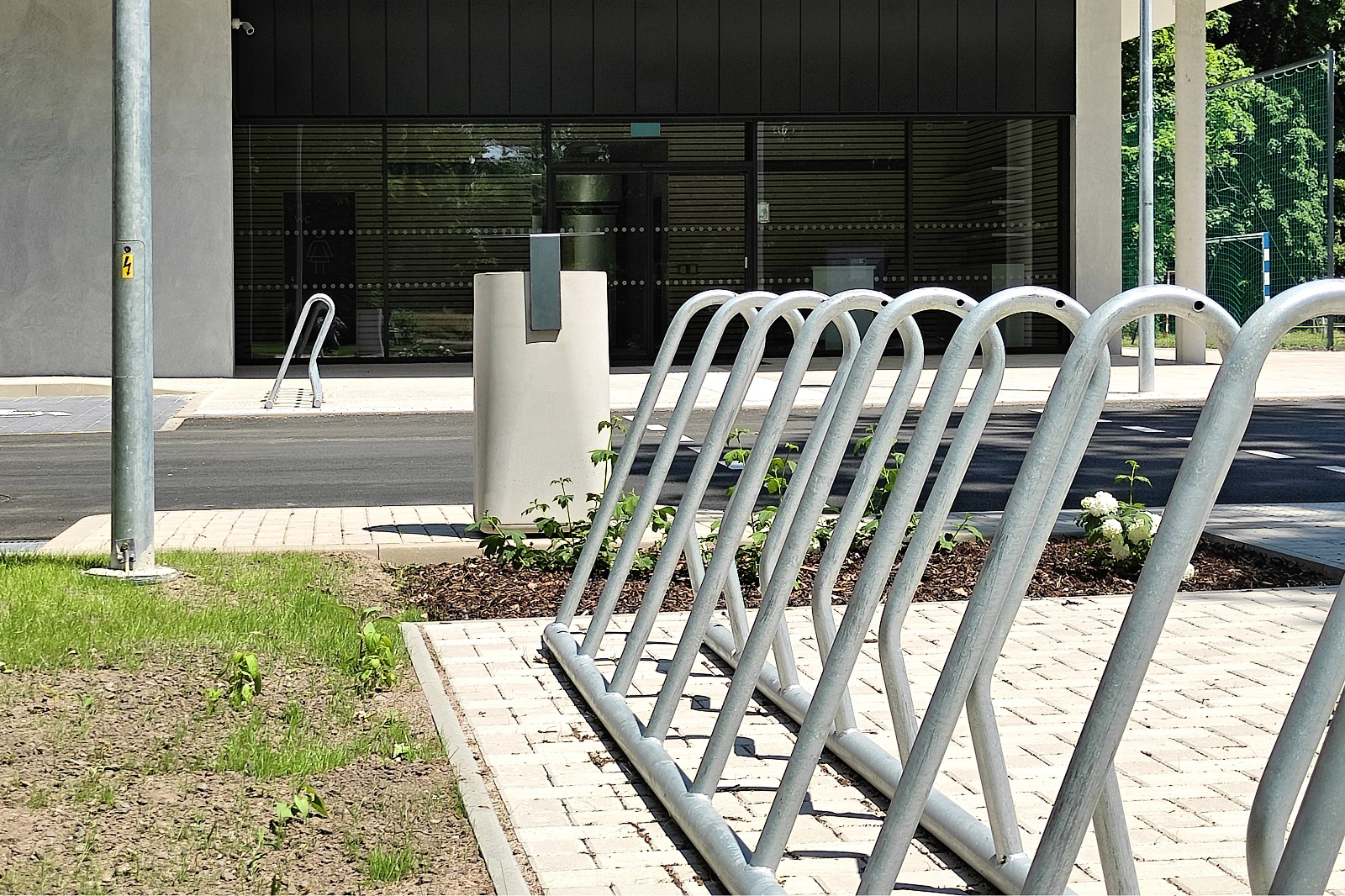 Fietsenrek Loop 5 Het compacte ontwerp van het Loop fietsenrek zorgt ervoor dat het weinig ruimte inneemt, ideaal voor stedelijke omgevingen.