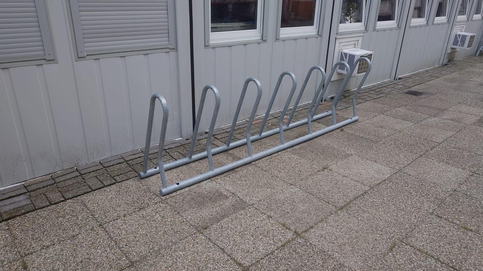 Fietsenrek Loop 11 Fietsenrek Loop, de ultieme duurzaamheid en geen beschadiging van uw velg. Afgebeeld met 7 beugels, ideaal fietsenrek voor 6 tot 7 fietsen.