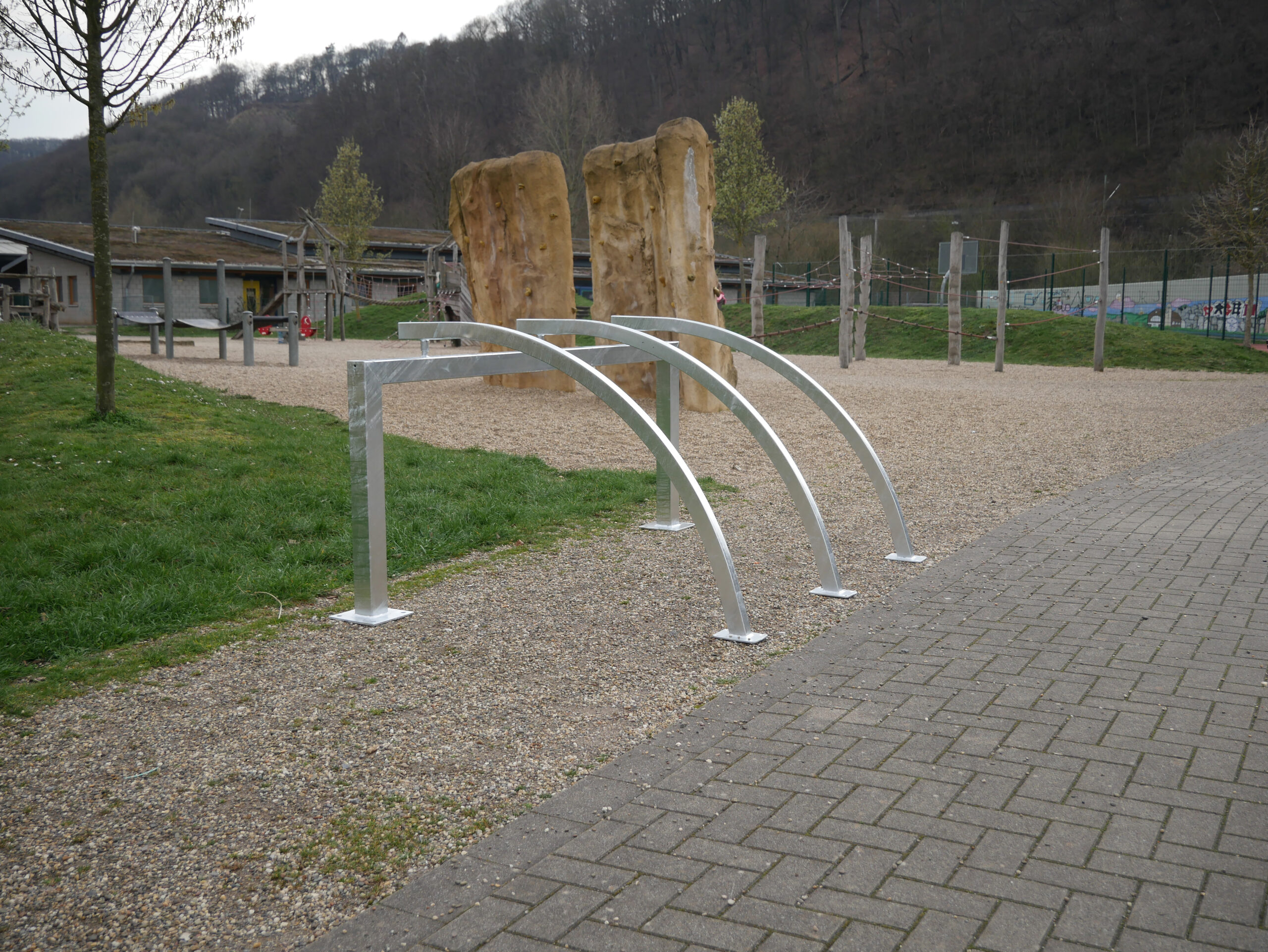 Fietsenrek Lure 1 Hier afgebeeld fietsenrek model Lure met 3 fietsplekken. Hier in de 90 graden stand gemonteerd.